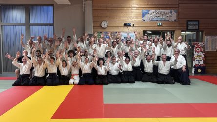 Les pratiquants saluent à la fin du cours d'été d'aïkido à Rosheim